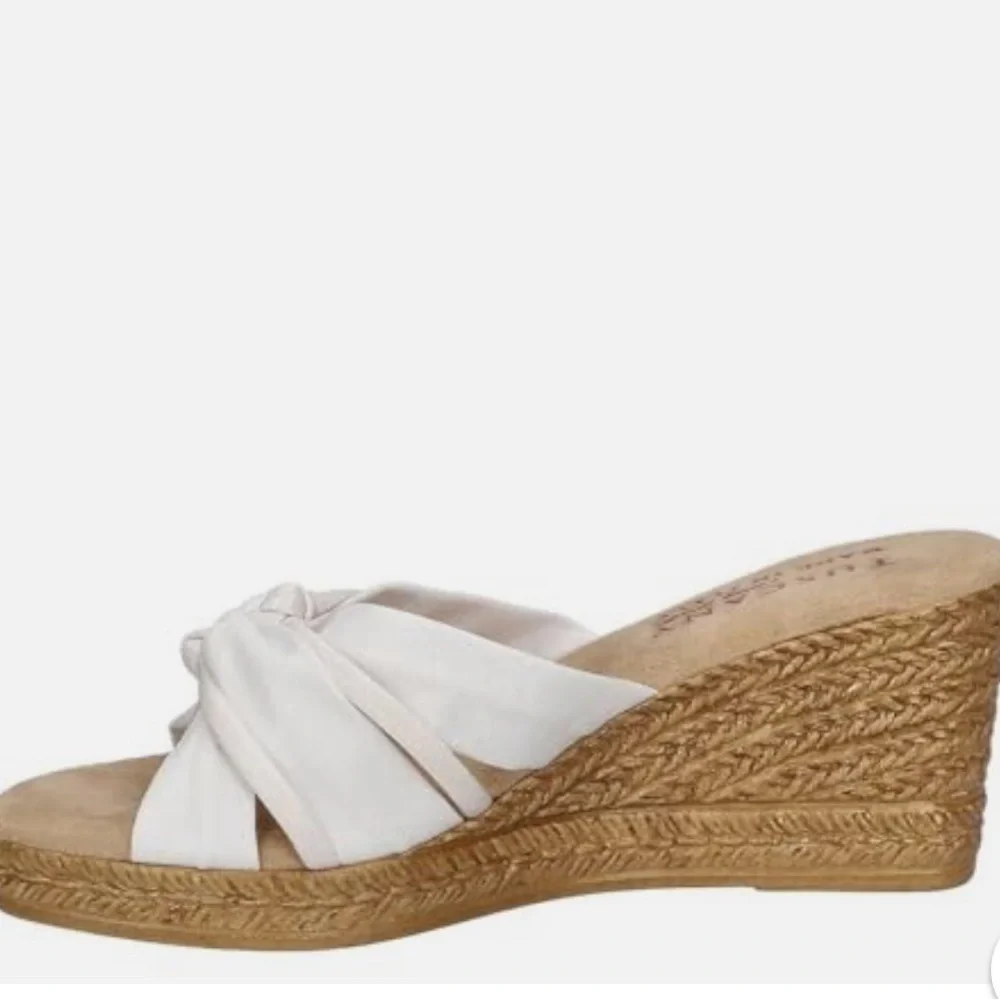 NWT Easy Street Women's Ghita Slip-On Wedge Sandals